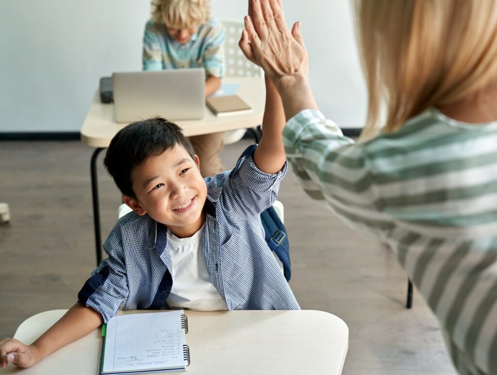 MENINO COREANO EM SALA DE AULA