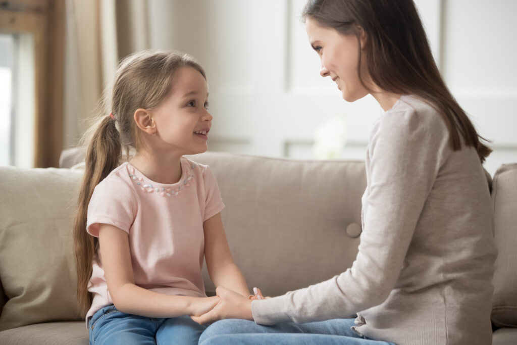 educação positiva: mãe conversando com a filha