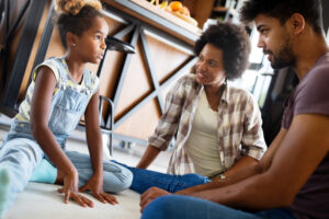 pais conversando sobre violência infantil e abuso