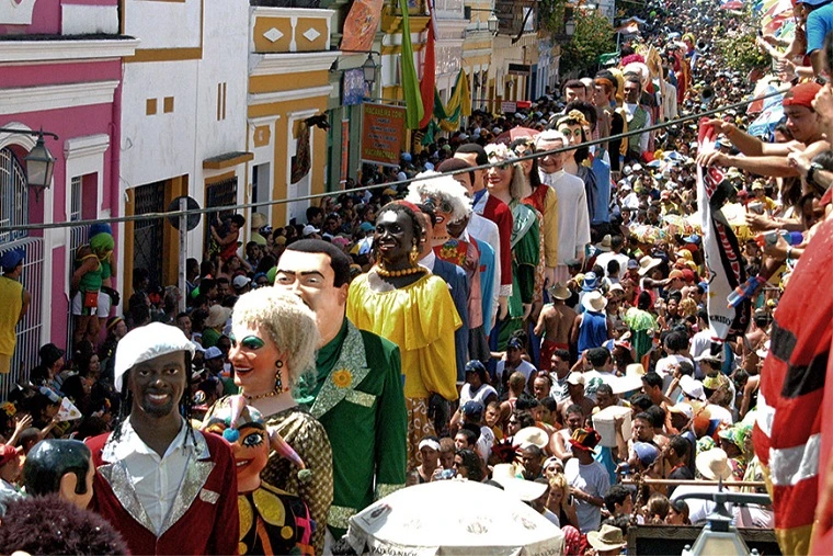 Colorido do frevo nas ladeiras do carnaval pernambucano. Foto: Divulgação IPHAN