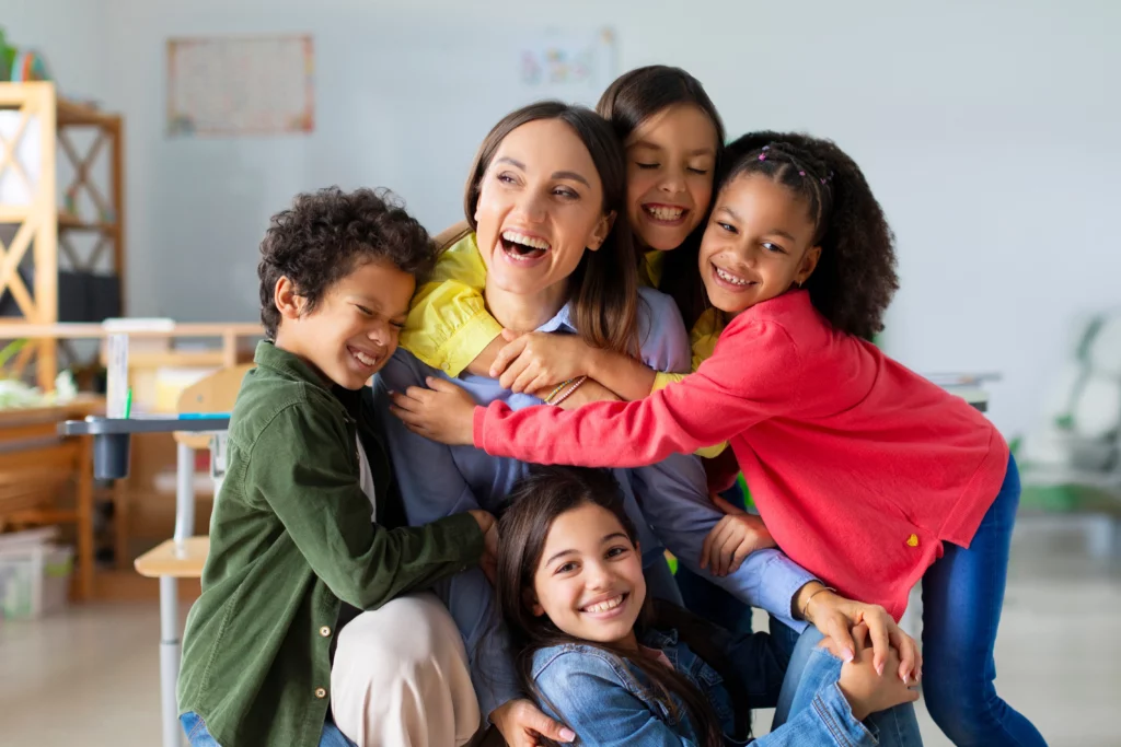 professor feliz com os alunos