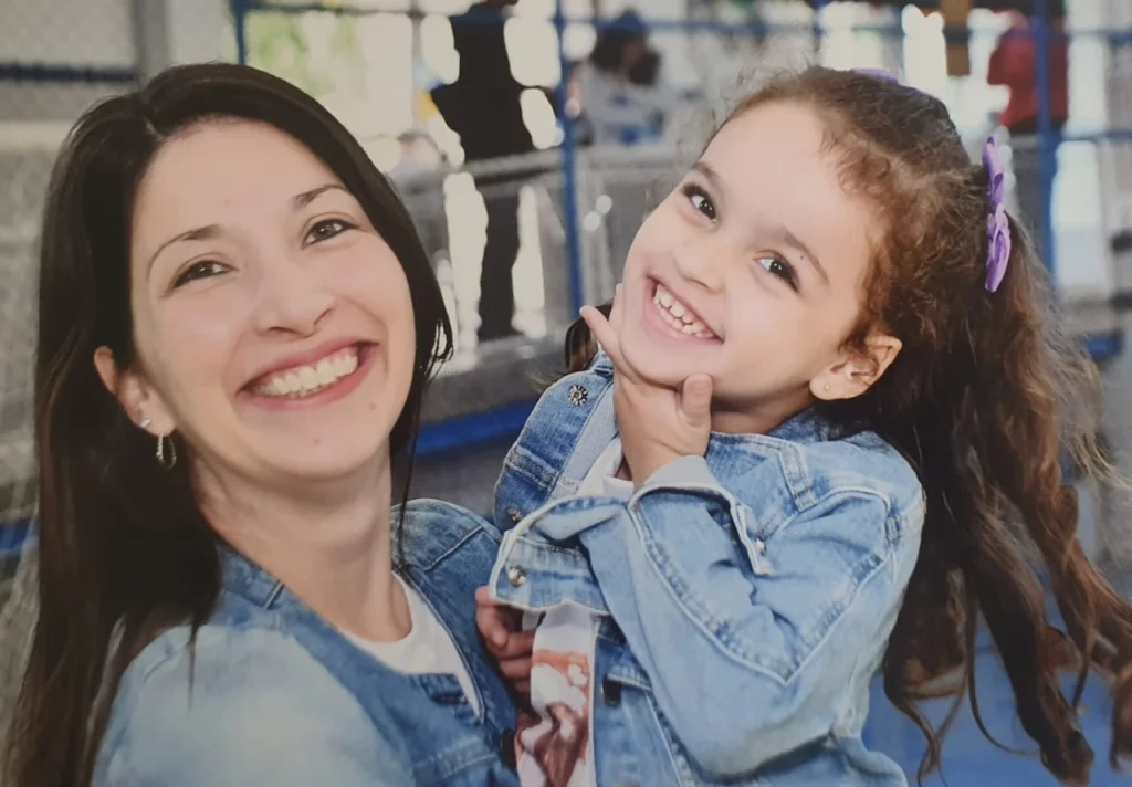 Julyana Vicente, Pedagoga, Neuropedagoga e Neuropsicopedagoga, com sua filha Laura, de 5 anos.