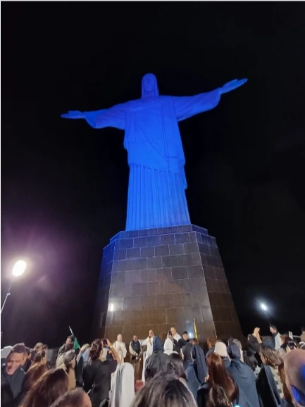 Cristo redentor iluminado de azul pela FTD Educação