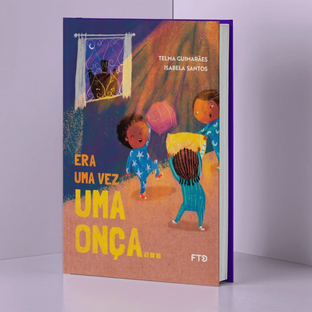 Capa do livro "Era uma vez uma onça...", de Telma Guimarães e Isabela Santos, mostrando crianças brincando de pijama. Ótima opção para leitura de férias em família.