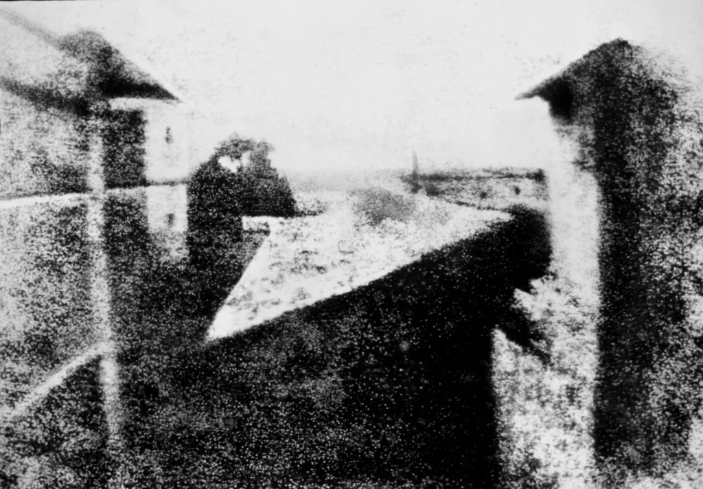 Uma das primeiras fotos de Joseph Niépce, foi de seu telhado. | Imagem: Fotto Blog