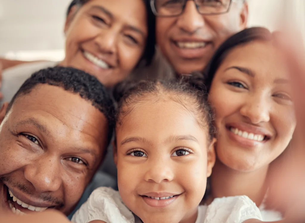 7 dicas para a família promover a educação antirracista em casa