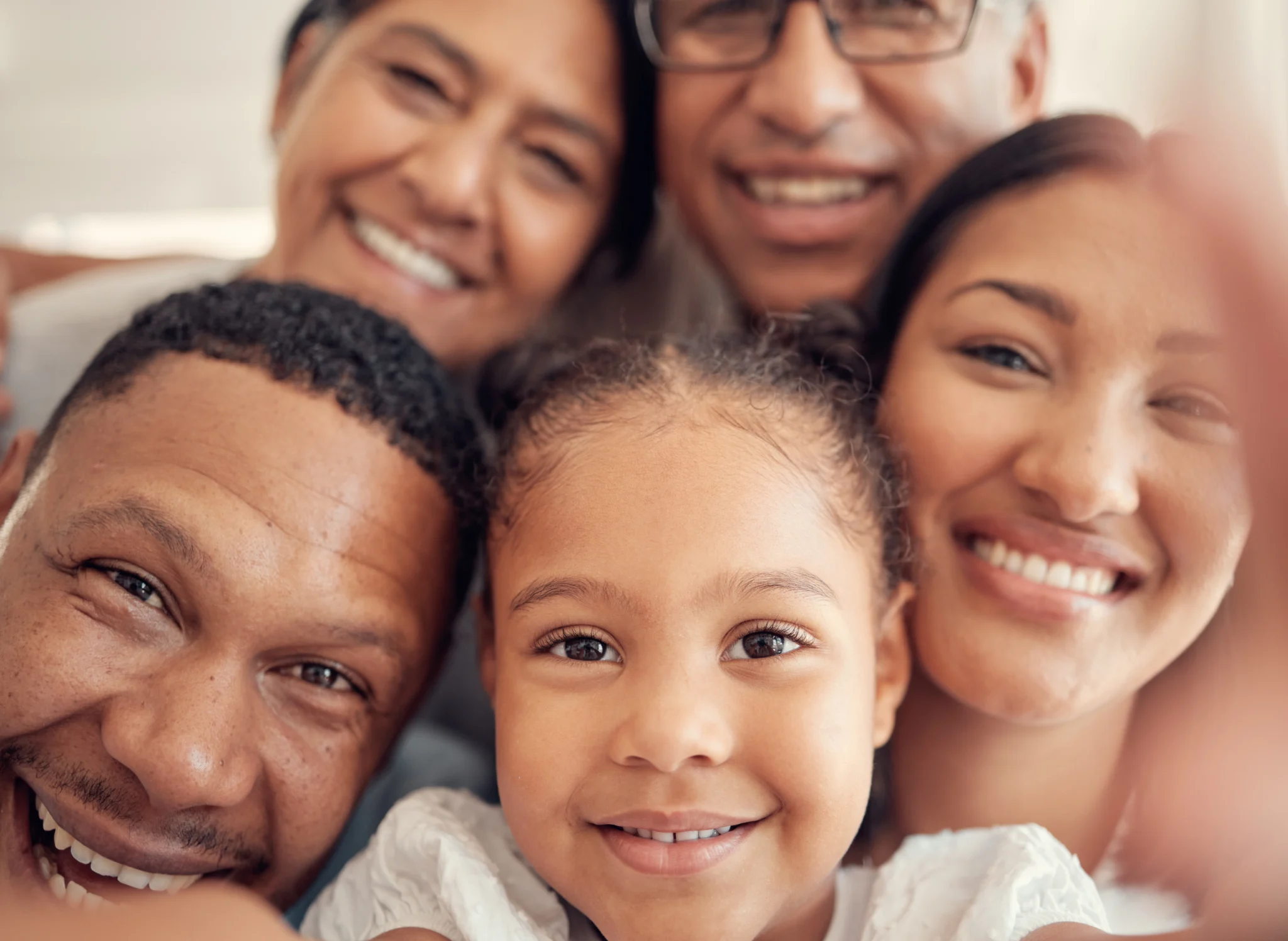 7 dicas para a família promover a educação antirracista em casa