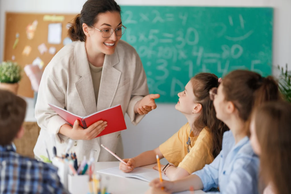 Currículo em disputa: por que a escola virou resposta para tudo?