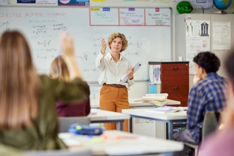 A travessia dos 200 dias letivos: planejamento, experiência e imprevisto no cotidiano da escola