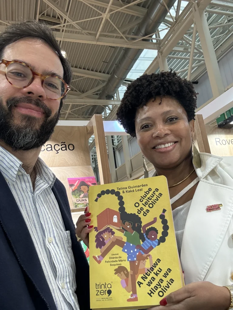Estevão e Sandra Tamele, da Trinta Zero Nove, de Moçambique, entregando-nos exemplares da edição bilíngue em português/cichangana que saiu por lá de "O clube de leitura da Olívia", de Telma Guimarães e Kaka Leal.
