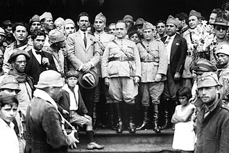 Comitiva de Getúlio Vargas (ao centro) em passagem por Itararé a caminho do Rio de Janeiro durante a Revolução de 1930, fotografada por Claro Jansson. Fonte: Wikipedia. 