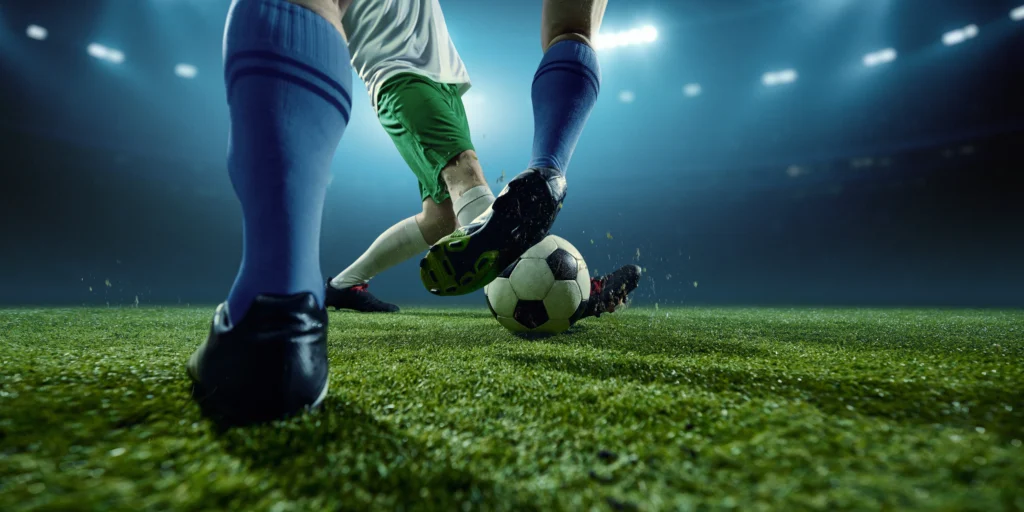 jogadores jogando futebol
