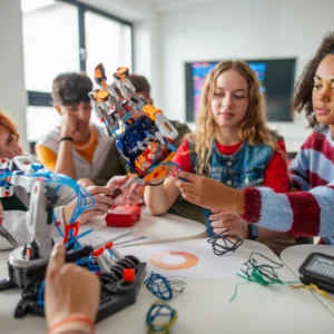 Alunos em aula de robótica