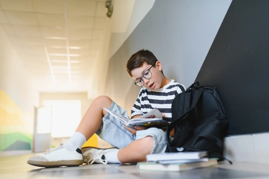 Estudante lendo um livro