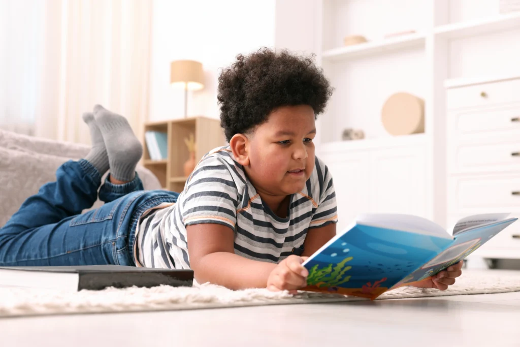 Criança fazendo leitura em voz alta